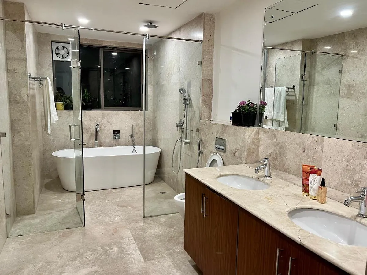 게스트하우스 Luxury Master Bedroom With Bathtub N Private Entry Best For Parties 뉴델리